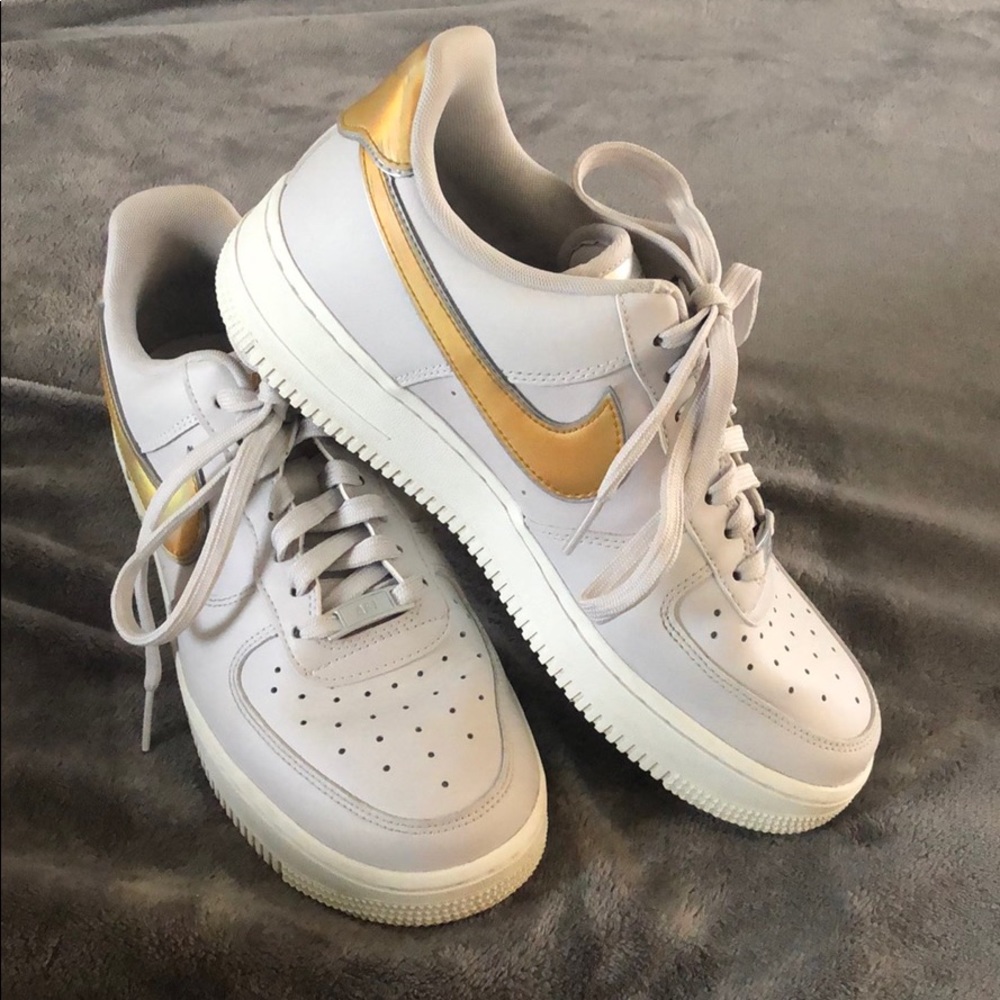 WOMEN'S NIKE AIR FORCE 1 '07 METALLIC CASUAL SHOES